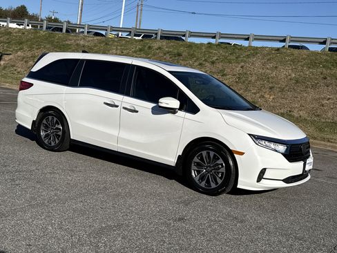 Certified 2024 Honda Odyssey EX-L image 2