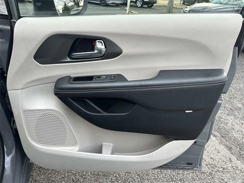 Certified 2023 Chrysler Pacifica Touring-L image 8