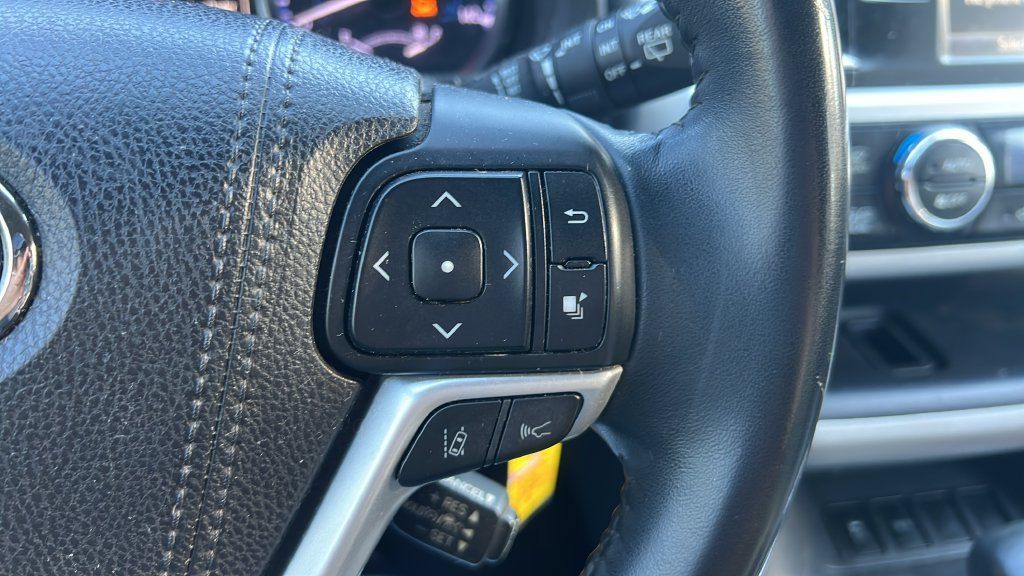 Used 2017 Toyota Highlander Plus FWD image 22