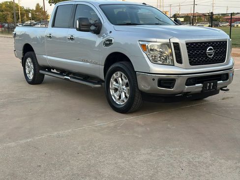 Used 2019 Nissan Titan SV w/ SV Convenience Package AWD/4WD image 3
