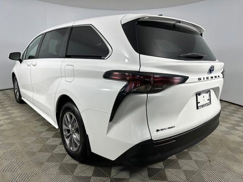 Used 2025 Toyota Sienna LE AWD/4WD image 5