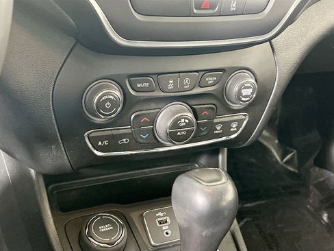 Used 2022 Jeep Cherokee Latitude Lux w/ Sun & Sound Group AWD/4WD image 14