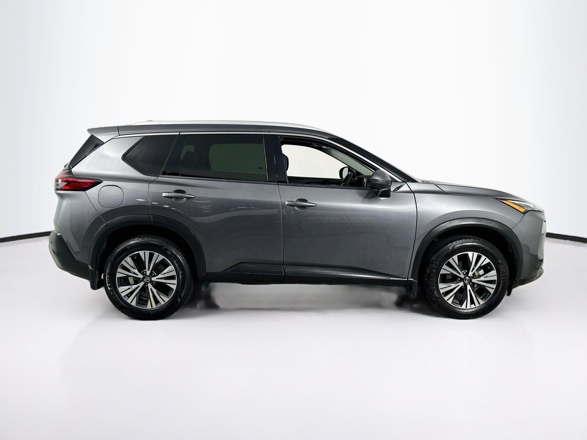 Used 2021 Nissan Rogue SV w/ Premium Package FWD image 4