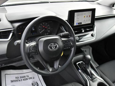 Used 2025 Toyota Corolla LE image 14
