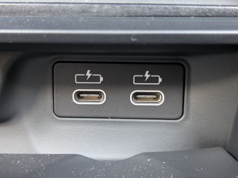 Used 2021 BMW 740i w/ M Sport Package image 18