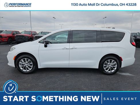 New 2026 Chrysler Pacifica Select image 4