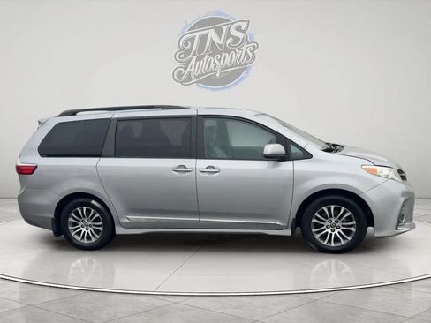 Used 2018 Toyota Sienna XLE image 6