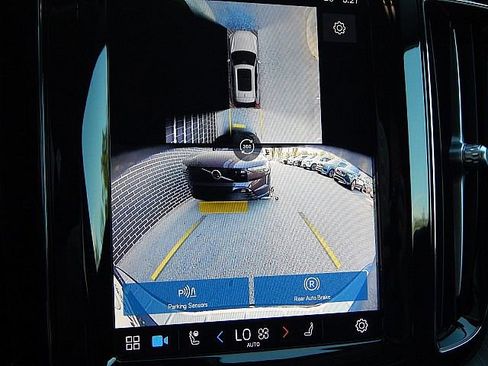 Certified 2025 Volvo XC60 T8 Plus w/ Protection Package Premier image 27