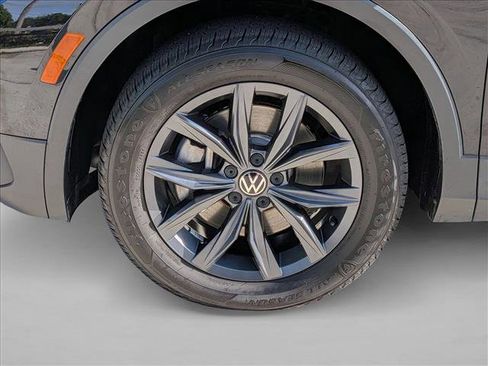 Used 2022 Volkswagen Tiguan SE w/ Panoramic Sunroof Package image 23