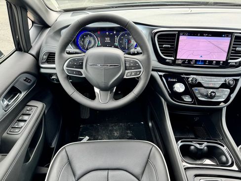New 2026 Chrysler Pacifica Limited image 18