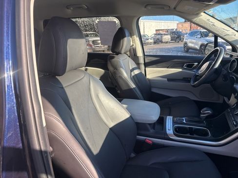 Used 2024 Kia Carnival LX image 10