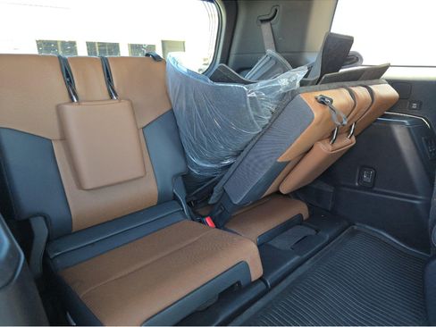 Used 2024 Lexus GX 550 w/ Accessory Package (2T) AWD/4WD image 7