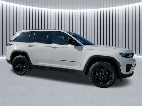 Used 2023 Jeep Grand Cherokee Altitude image 4