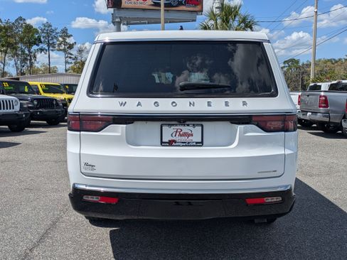 Used 2024 Jeep Wagoneer L Series II image 17