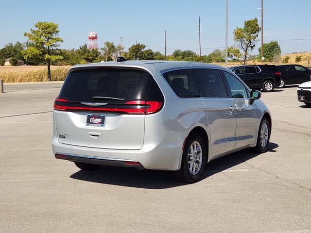 Used 2023 Chrysler Pacifica Touring-L FWD image 7