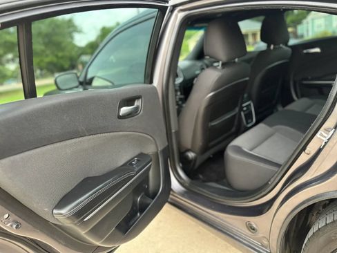 Used 2017 Dodge Charger SE RWD image 14