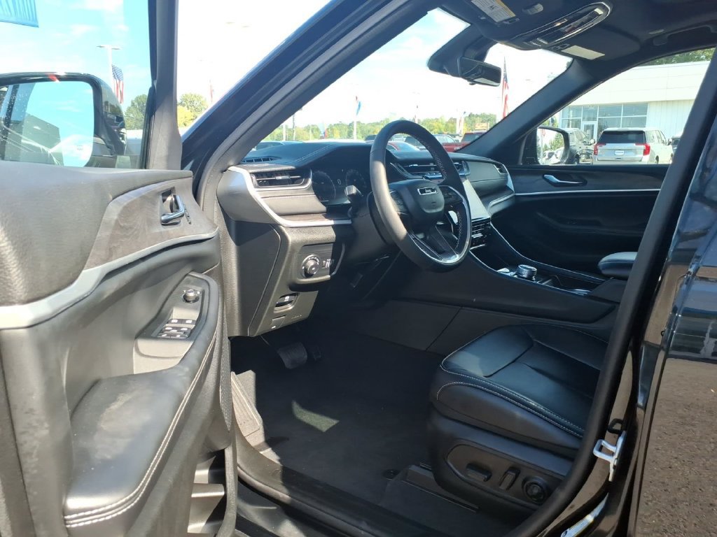 Used 2025 Jeep Grand Cherokee Limited w/ Black Appearance Package AWD/4WD image 6