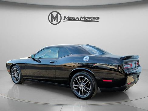 Used 2019 Dodge Challenger SXT image 4