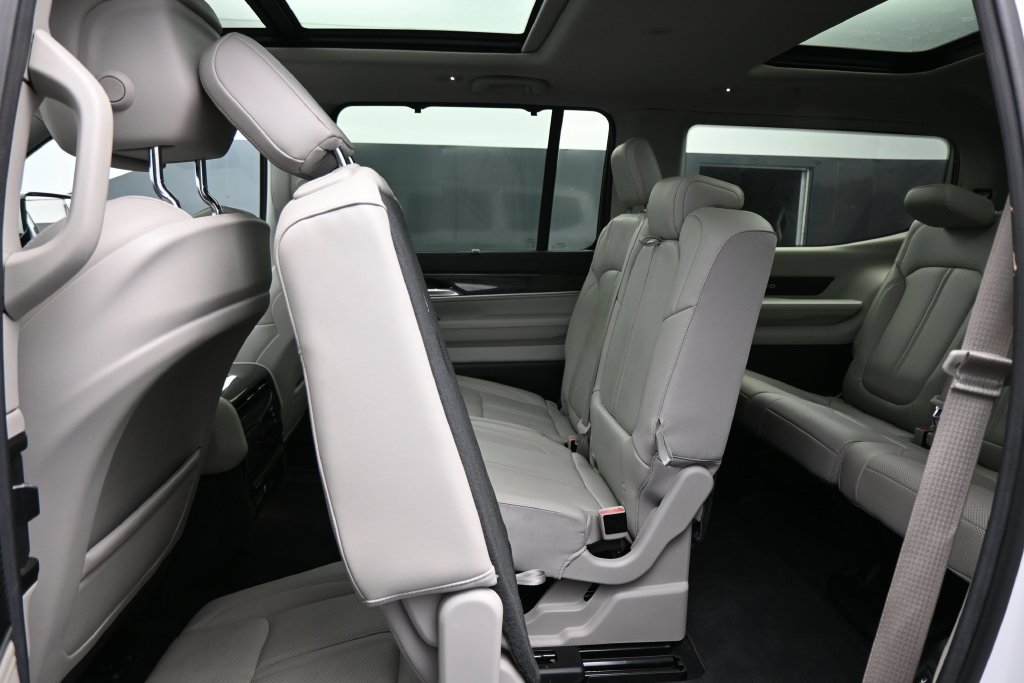 Used 2022 Jeep Wagoneer Series III w/ Premium Group I AWD/4WD image 30
