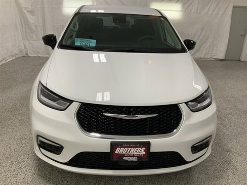 Used 2024 Chrysler Pacifica Touring-L image 3