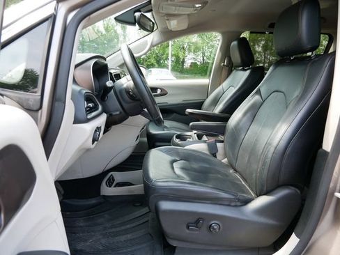 Used 2018 Chrysler Pacifica Touring-L FWD image 16