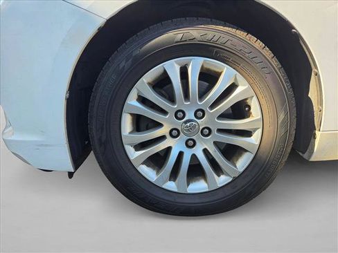 Used 2014 Toyota Sienna XLE FWD image 19