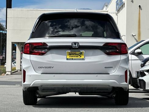 New 2026 Honda Odyssey Touring image 4