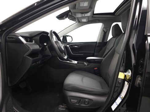 Certified 2019 Toyota RAV4 XLE w/ Convenience Package AWD/4WD image 4