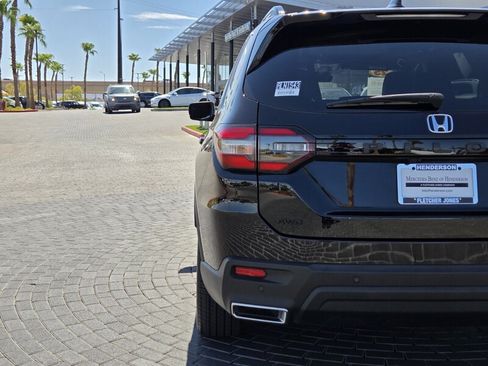 Used 2025 Honda Pilot Black Edition image 11