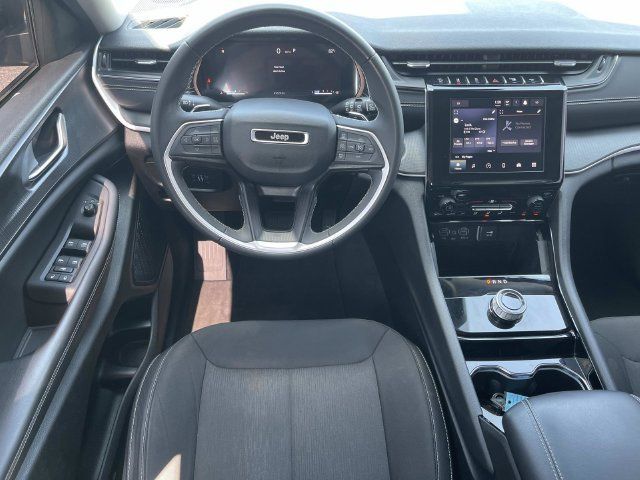 Used 2023 Jeep Grand Cherokee Laredo AWD/4WD image 13
