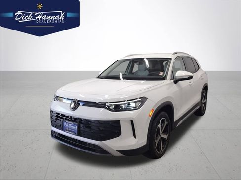 New 2025 Volkswagen Tiguan SE image 1