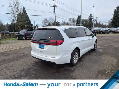 Used 2024 Chrysler Pacifica Touring-L image 22