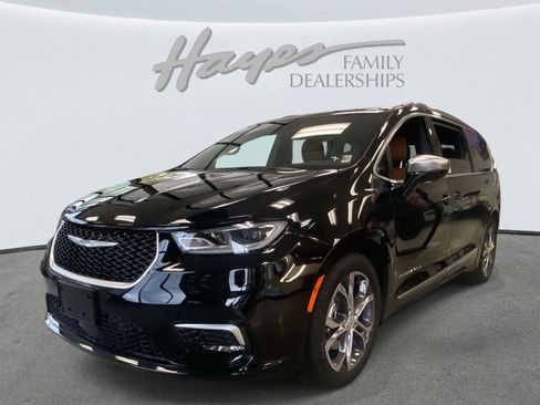 New 2026 Chrysler Pacifica Pinnacle w/ Trailer Tow Group image 24