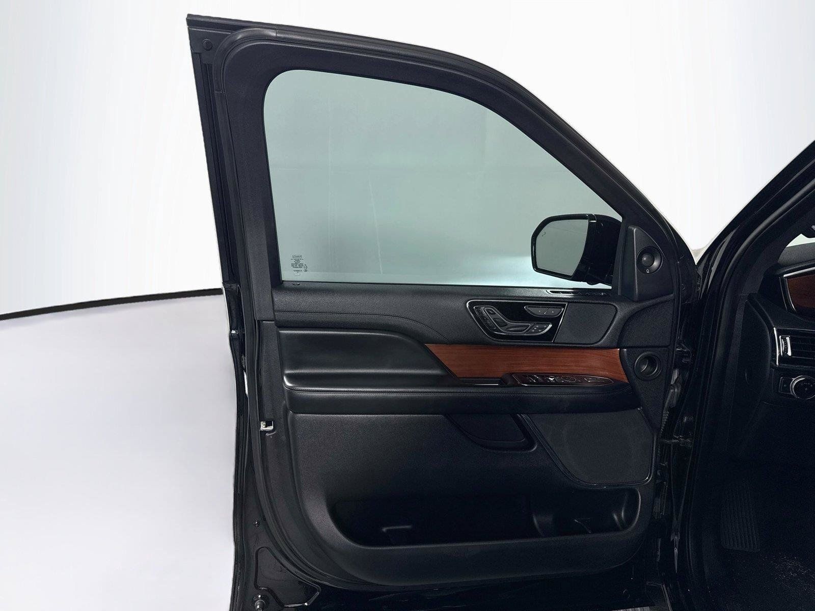 Used 2020 Lincoln Navigator Reserve RWD image 9