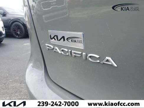 Used 2022 Chrysler Pacifica Limited FWD image 6