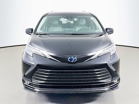 Certified 2025 Toyota Sienna XLE w/ XLE Plus Package image 2