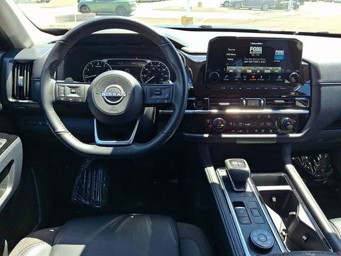 Used 2025 Nissan Pathfinder SL AWD/4WD image 10