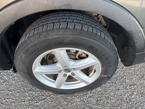 Used 2018 Ford Explorer XLT image 5