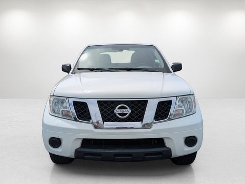Used 2019 Nissan Frontier SV image 2