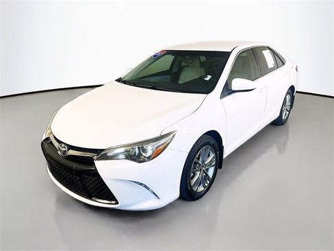Used 2017 Toyota Camry SE image 3