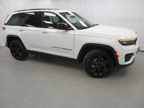 Used 2023 Jeep Grand Cherokee Altitude image 9