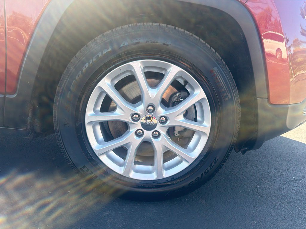 Used 2016 Jeep Cherokee Latitude w/ Cold Weather Group AWD/4WD image 40