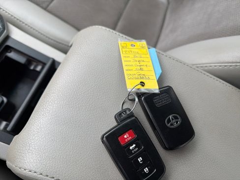 Used 2012 Toyota Camry XLE w/ Leather Pkg image 30