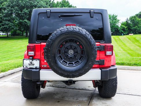 Used 2015 Jeep Wrangler Unlimited Sahara w/ Connectivity Group AWD/4WD image 15