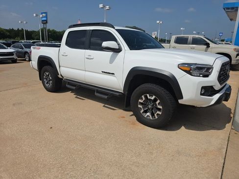 Used 2023 Toyota Tacoma TRD Off-Road w/ Technology Package AWD/4WD image 8