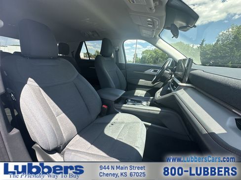 Used 2025 Ford Explorer Active AWD/4WD image 22