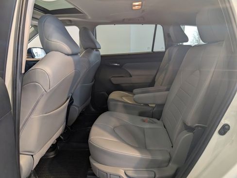 Used 2020 Toyota Highlander XLE image 23