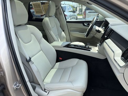 Certified 2023 Volvo XC60 B5 Plus AWD/4WD image 35