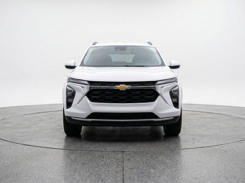 Used 2025 Chevrolet Trax LT FWD image 2
