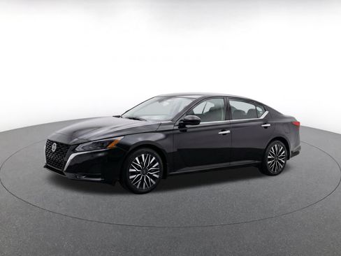 Used 2025 Nissan Altima 2.5 SV FWD image 3